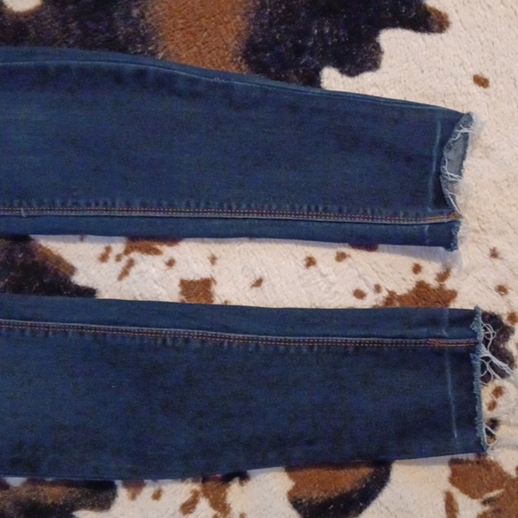 INDIGO REIN JEANS STRAIGHT SKINNY JEANS, JR. SIZE 1. FRAYED ANKLES. - Picture 4 of 9